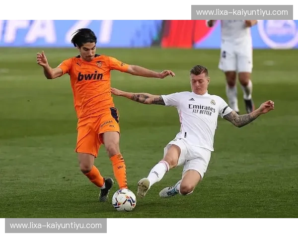 橙色风暴席卷梅斯塔利亚:当“巴伦西亚vs”成为一种信仰 橙色风暴席卷梅斯塔利亚:当“巴伦西亚vs”成为一种信仰